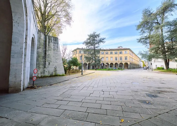 Palazzo Froussard And Living B&B 루카